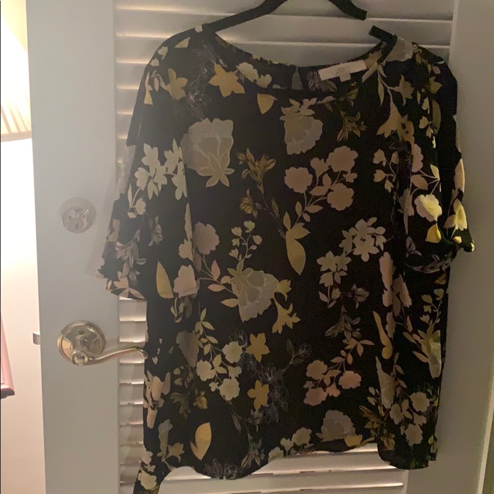 Loose fitting blouse wth floral pattern